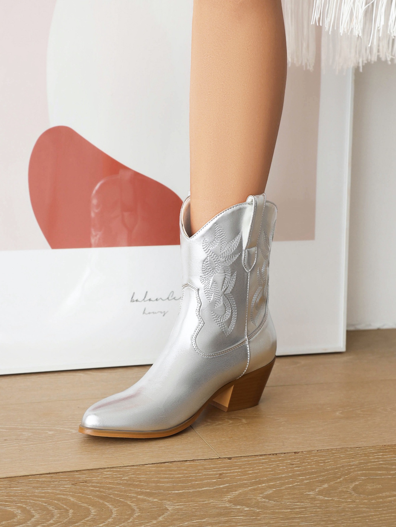 Plus-size women's ankle boots Fashion embroidered round toe western cowboy boots_voghion.com