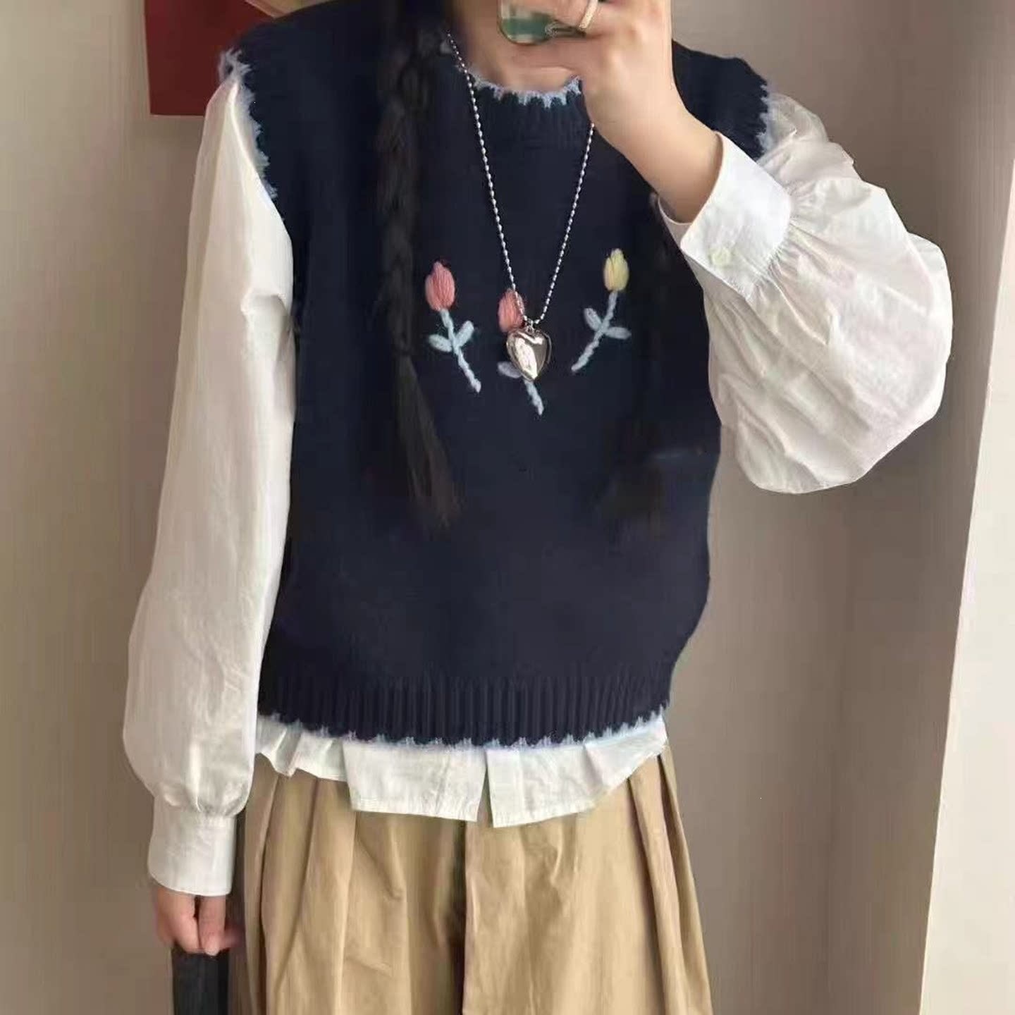 New autumn/winter style loose and relaxed embroidered knitted vest for women, soft and sleeveless sweater, layered vest, shoulder bag