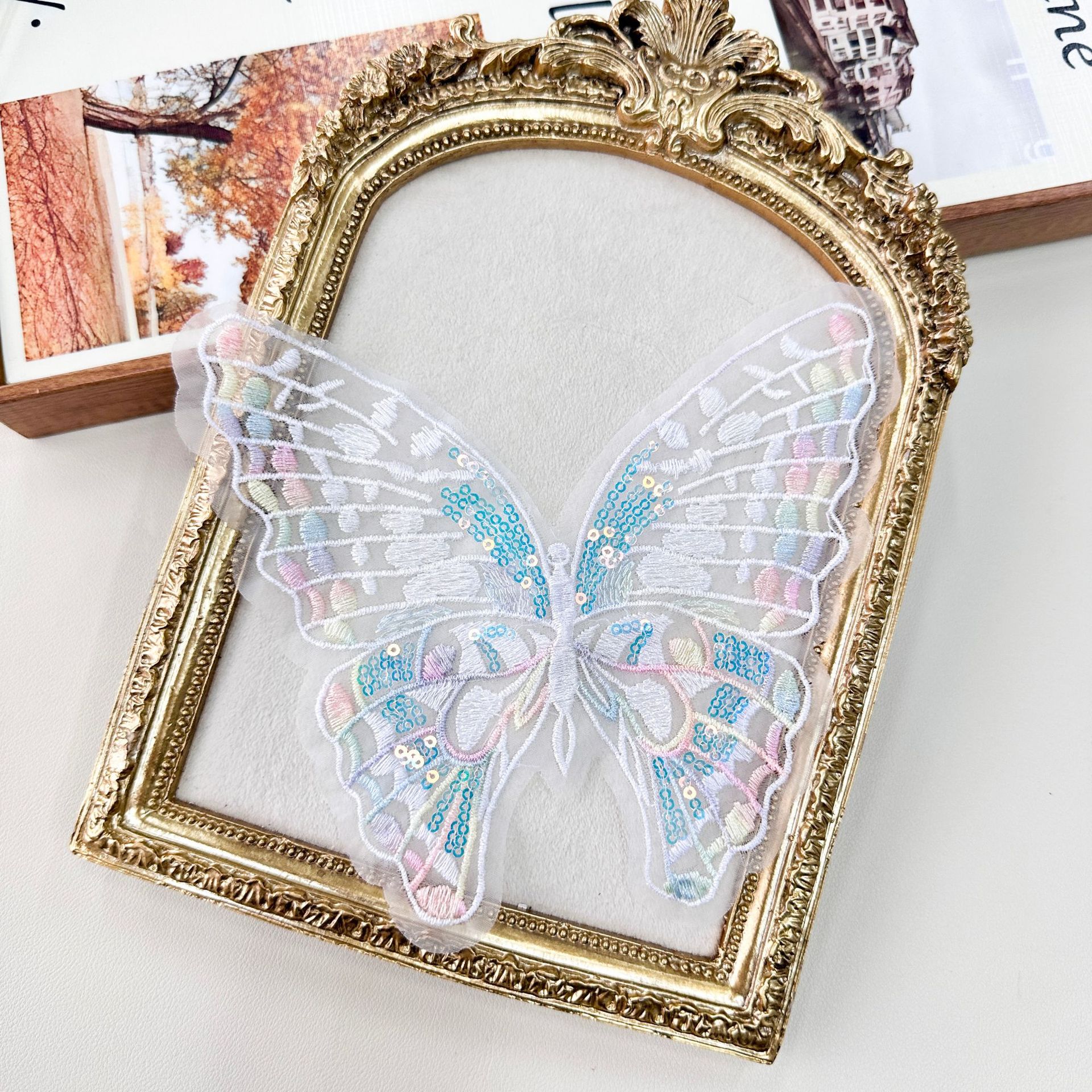 Cute dibujos animados hilo de malla de encaje cuentas de mariposa pegatinas de tela ropa de mascotas vestidos de niños ropa de ropa al por mayor