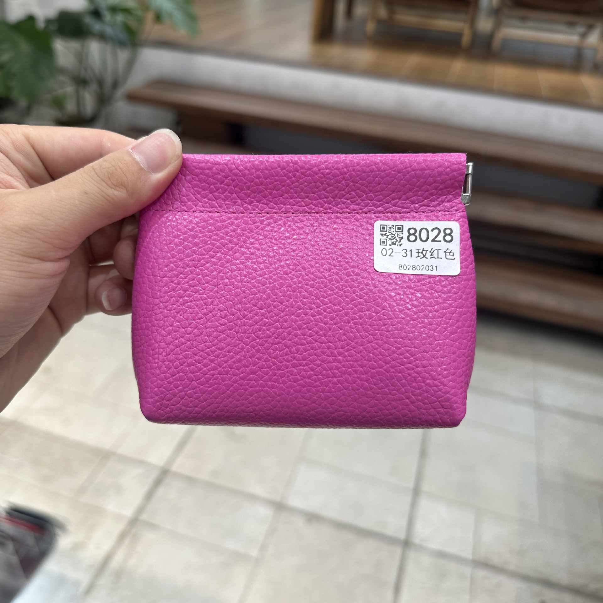 厚手の収納袋のトップ層の牛革は閉じています。