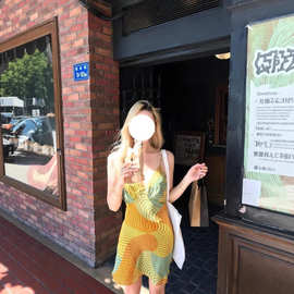纯欲复古度假风吊带裙子女夏季新款V领不规则循环撞色印花连衣裙