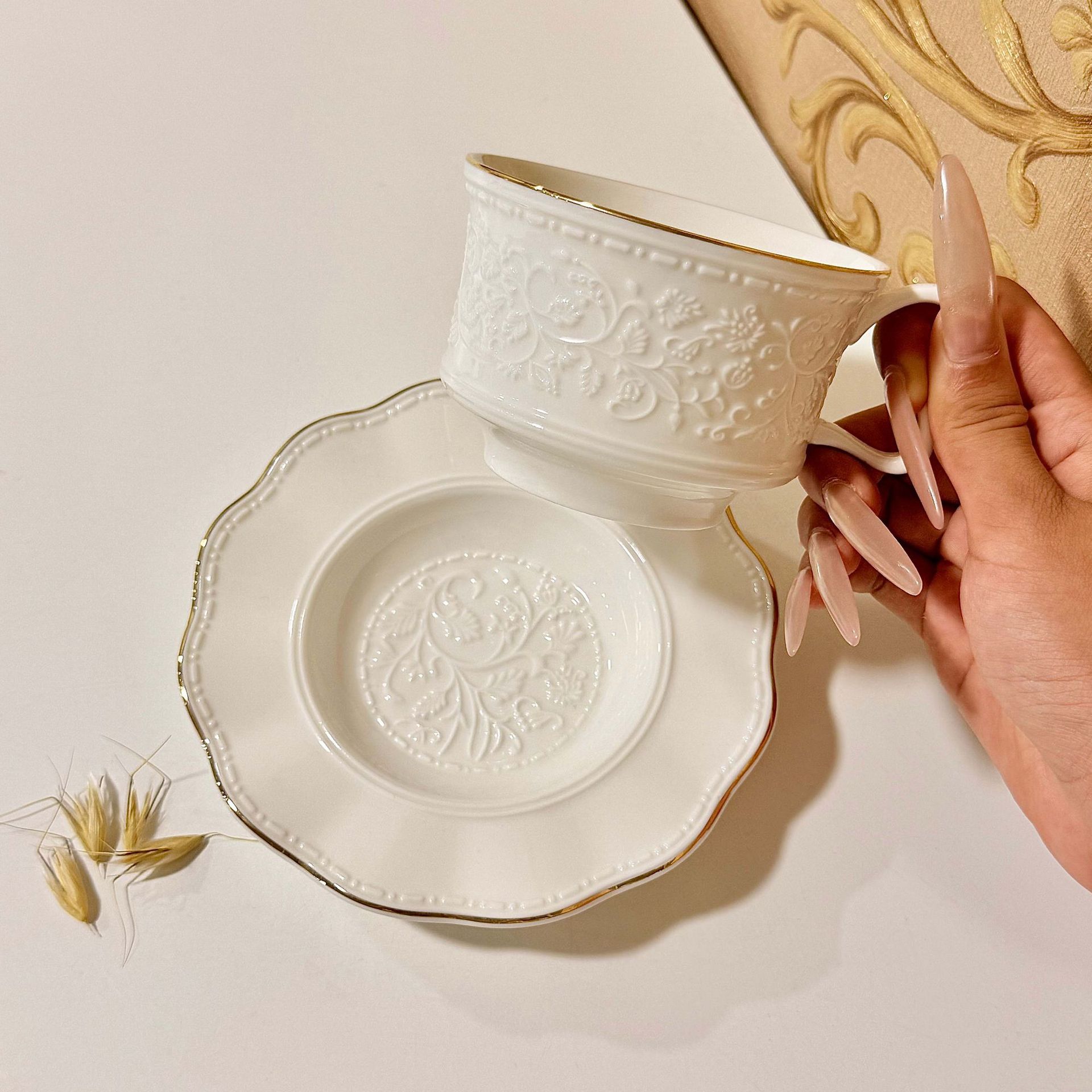 Retro estilo francés pintado oro relieve palacio cerámica tazas de café platos exquisitos tazas de té de la tarde taza de latte taza de flores