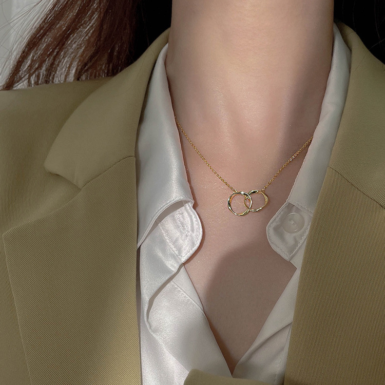 Collier à anneaux entrelacés Mobius pour femme, tendance sur Instagram, design simple et original, chaîne asymétrique pour le cou._voghion.com