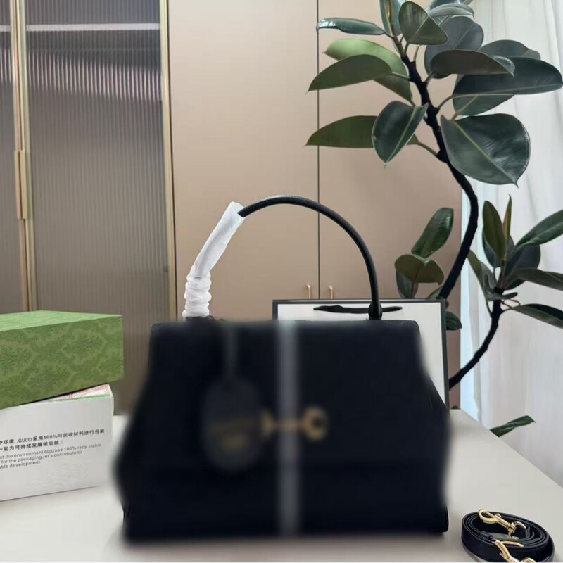 Gucci's New Paparazzi Tote Bag with Horsebit Buckle Is Retro yet Stylish, Lightweight, Durable, and Can Be Carried by Hand Gucci's New Paparazzi Tote Bag with Horsebit Buckle Is Retro yet Stylish, Lightweight, Durable, and Can Be Carried by Hand