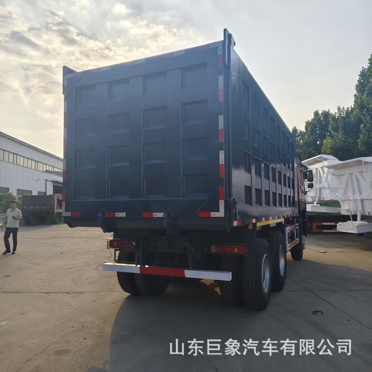 Cross-border sales: Howo dump truck, eight-wheel dump truck for transporting construction waste, 371 horsepower