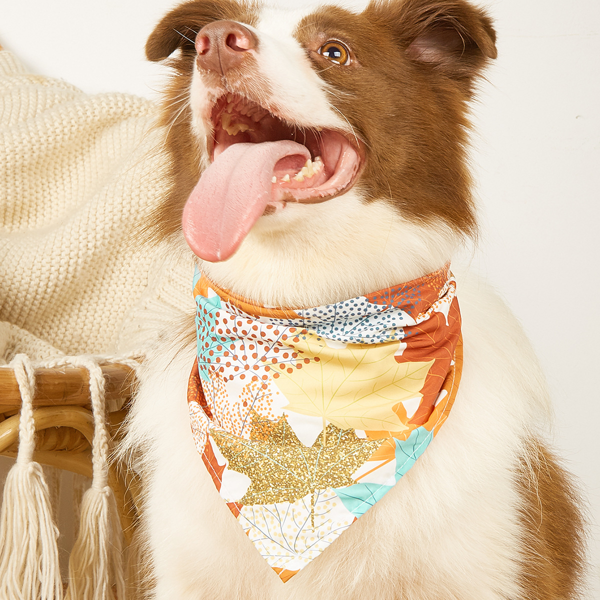 Suministro directo de fábrica transfronterizo nueva moda sarga bufanda de perro de Acción de Gracias Toalla de triángulo mascota perro poliéster Toalla de saliva