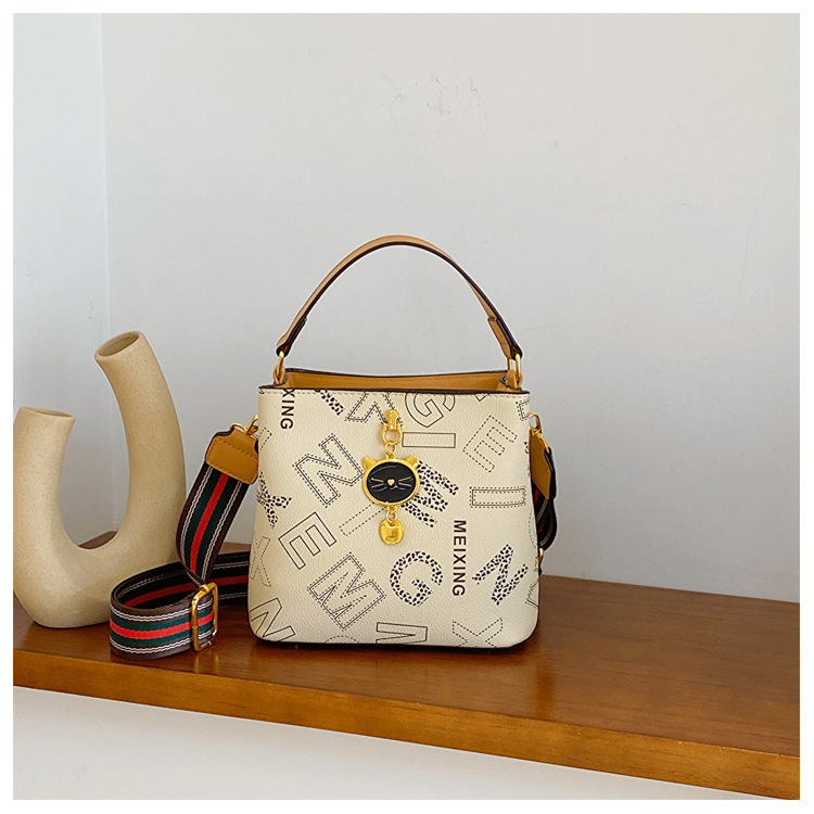 Frauen 2023 Neue Trendy Sommer High-End-Wasser Eimer Mode Alter Reduziert Umhängetasche Modische Handheld_voghion.com