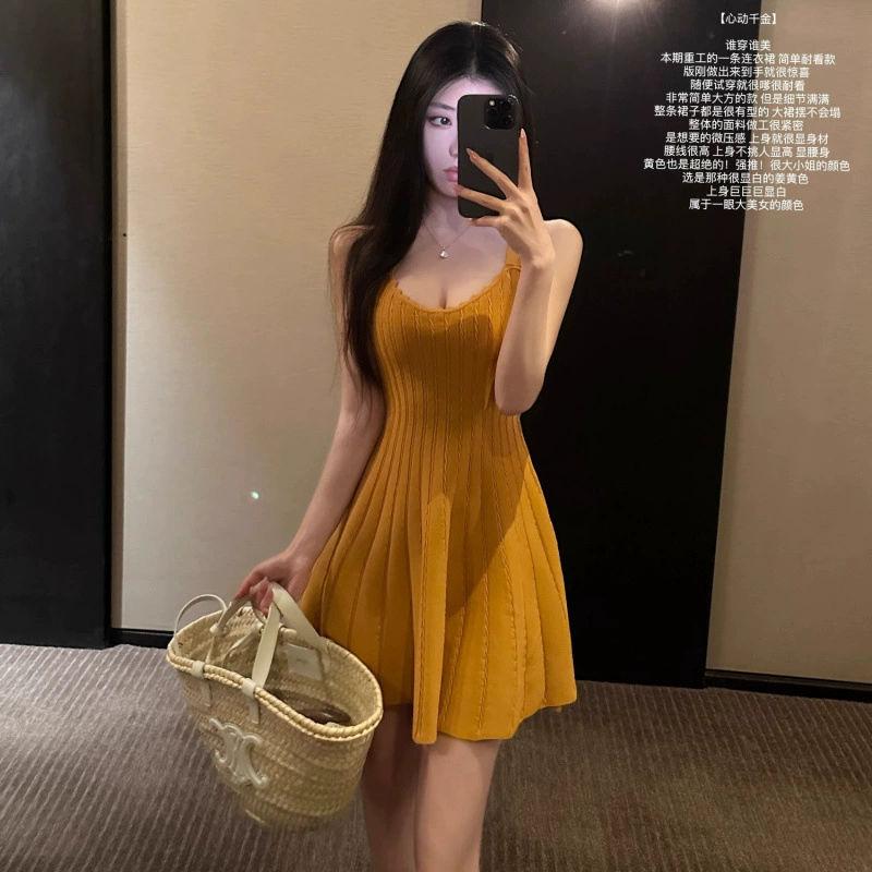 Летнее платье-миди для женщин 2025 года, французский стиль,  утягивающее, трикотажное, на бретелях, без рукавов, А-силуэта.