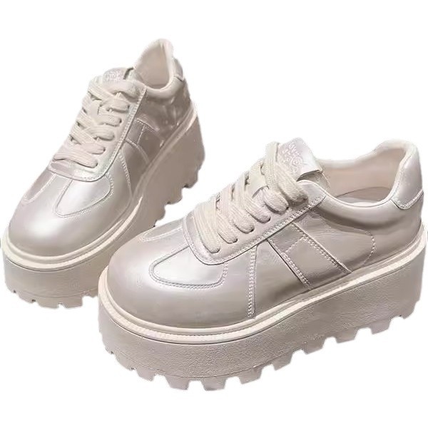 Muffins de cuero de fondo grueso, zapatos blancos perlados, zapatos de skate casuales, zapatos de pan de entrenamiento, zapatos de altura para mujeres.