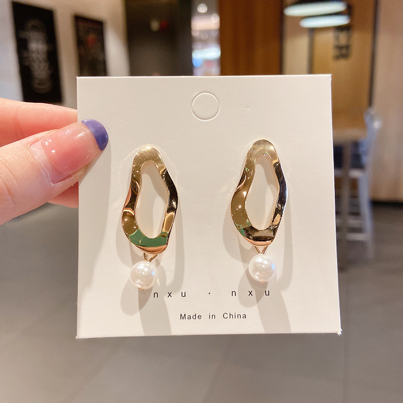 Luz de lujo de alto nivel nicho de diseño femenino sensación de aretes de bordilla temperamento perla asimetría joyería perla al por mayor