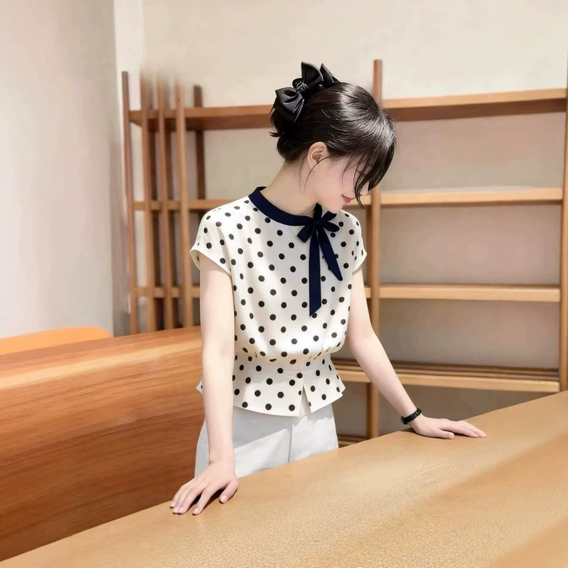 Áo thun nữ tay ngắn cổ tròn họa tiết chấm bi nơ bướm — màu trắng chi tiết 1