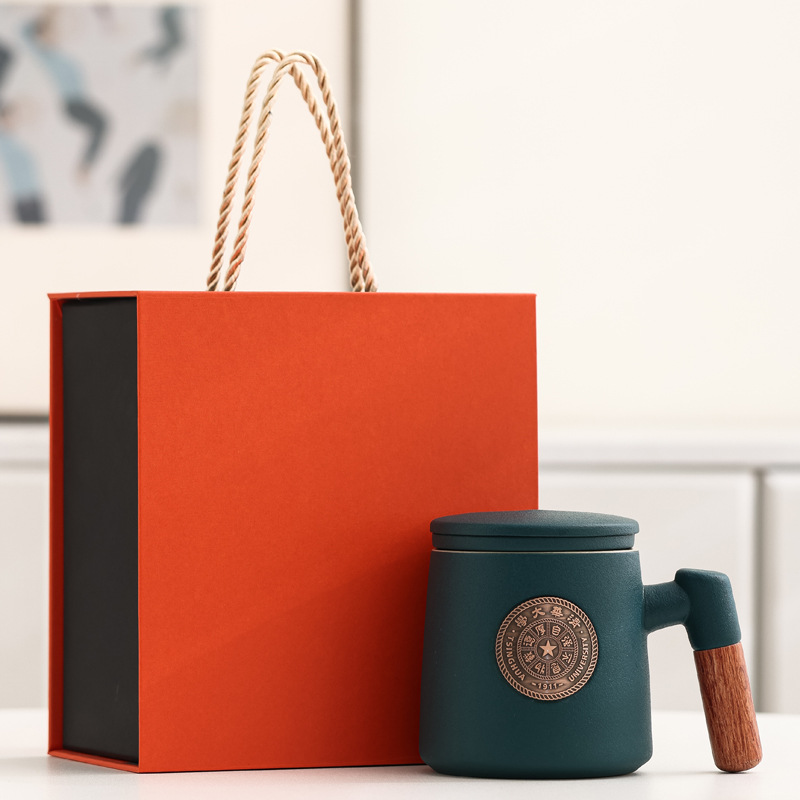 Taza de cerámica famosa escuela taza de filtro taza de marca taza de metal bronce relieve impresión LOGO taza de agua taza con tapa caja de regalo