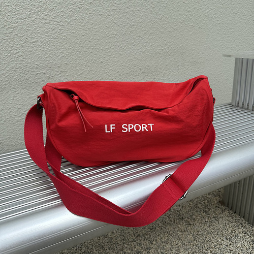 乔戈夏季新款休闲斜跨包女包新月形单肩大包大容量运动日常后背包