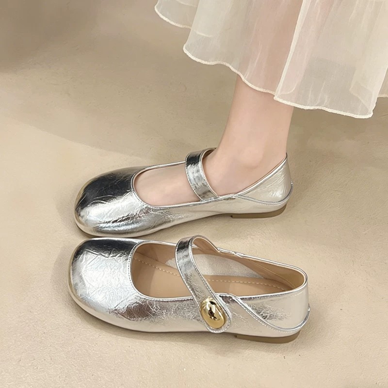 Niñas de moda versátil Mary Zhen zapatos de cuero 2026 verano nuevos zapatos de princesa huecos de superficie simple zapatos de suela suave para niños grandes