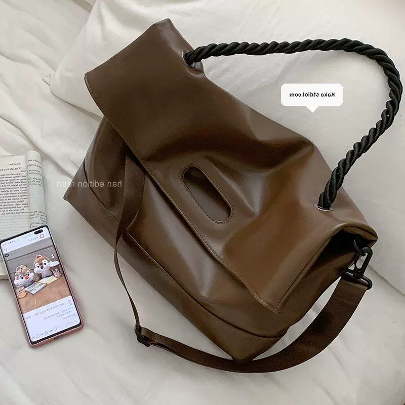 Retro capacious shoulder bag, one-shoulder bag, South Korea