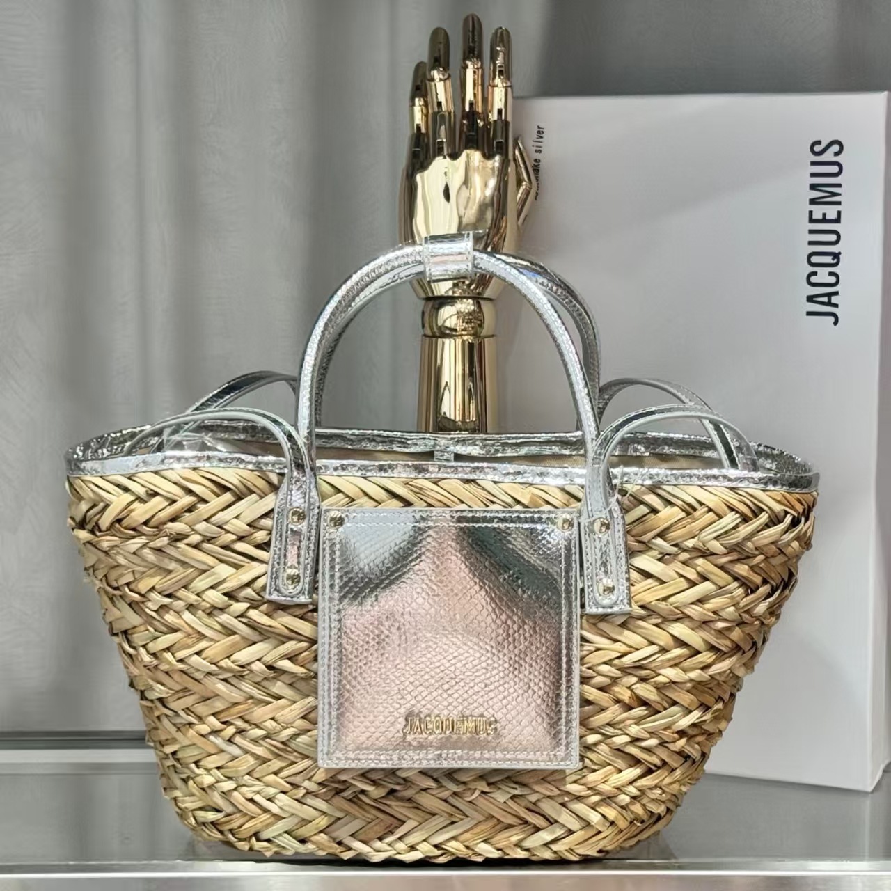Jacquemus üslubunda raffia çanta - yüngül çiyələk toxunuşlu sahil