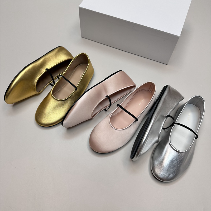 Retro minimalistic Mary Jane shoes made of soft leather