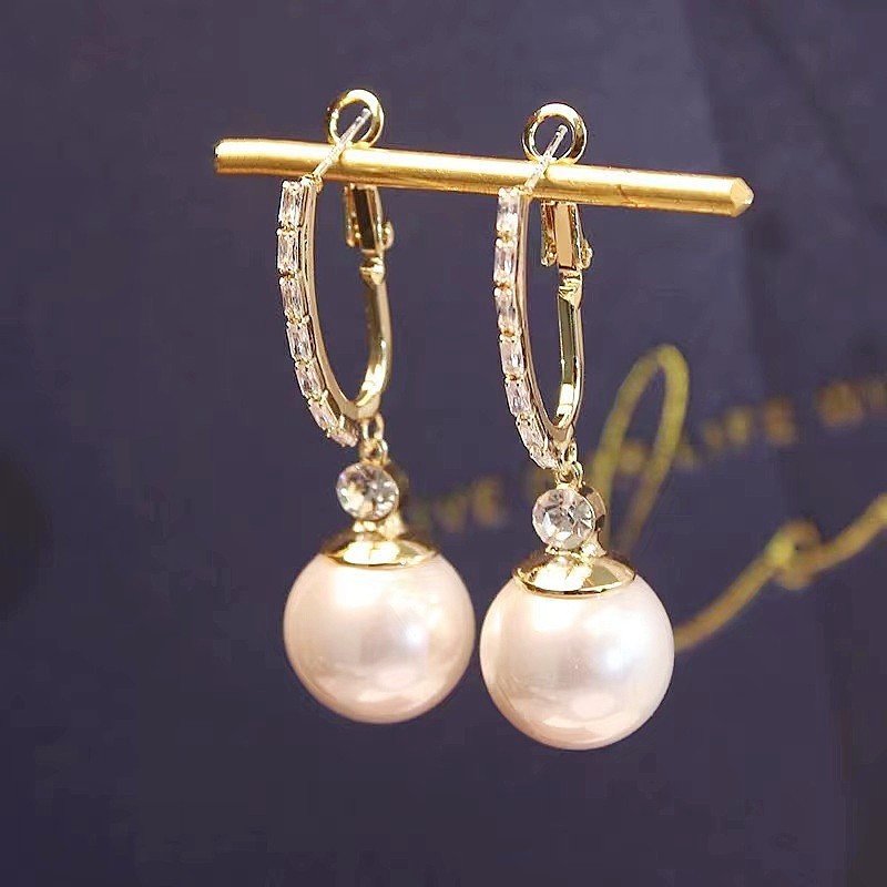 2023 nueva moda moda cara redonda temperamento fino hebillas de orejas sirena Ji pendientes de perlas personalidad todo-fósforo pendientes al por mayor