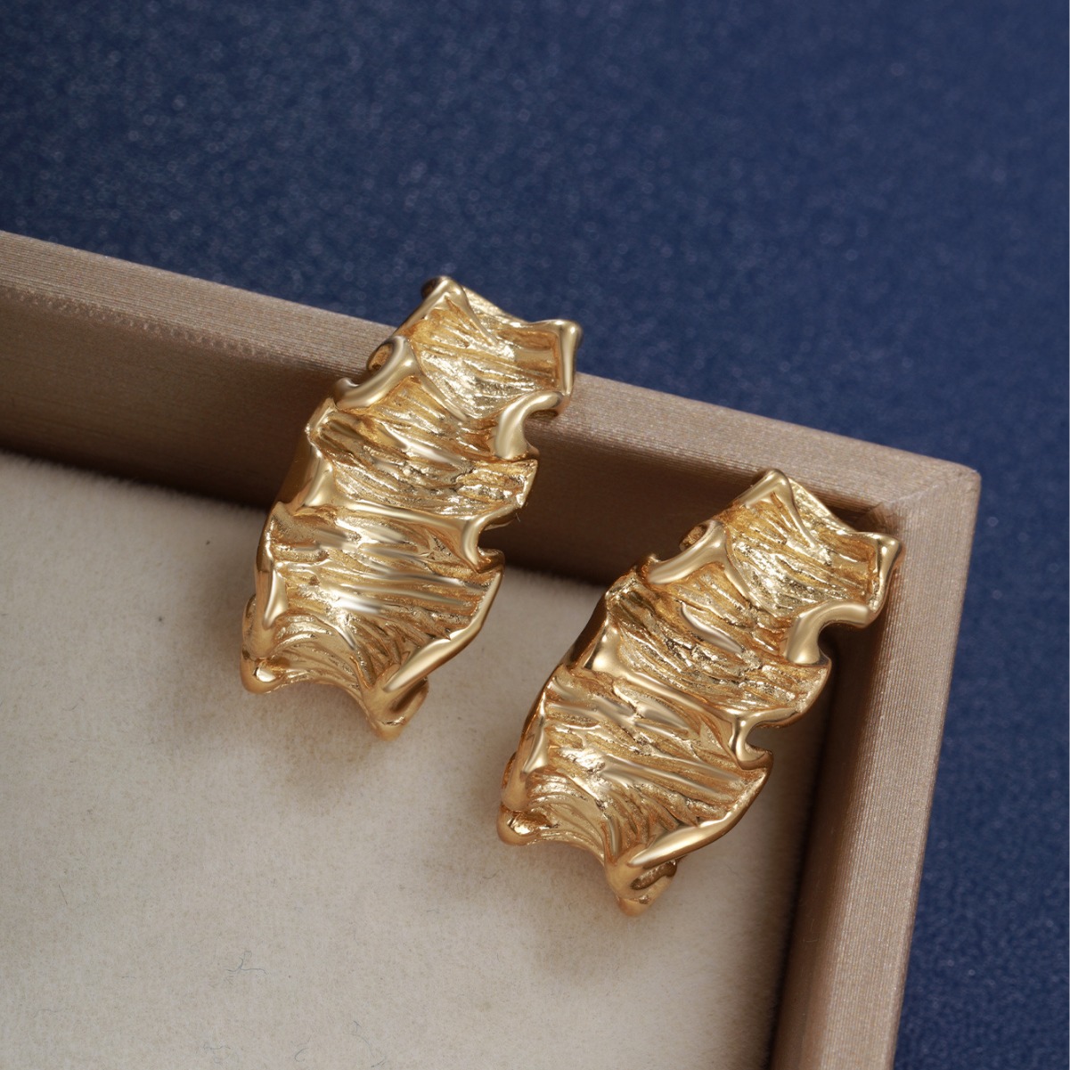 Xuping Pendientes ondulados plisados de acero inoxidable de moda estilo ins europeo y americano Pendientes dorados de acero de titanio de alta calidad bañados en 14K mujeres