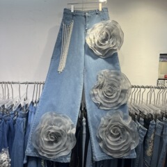 女性の春と夏のハイウエストがゆったりしていて、デザイン感があります。