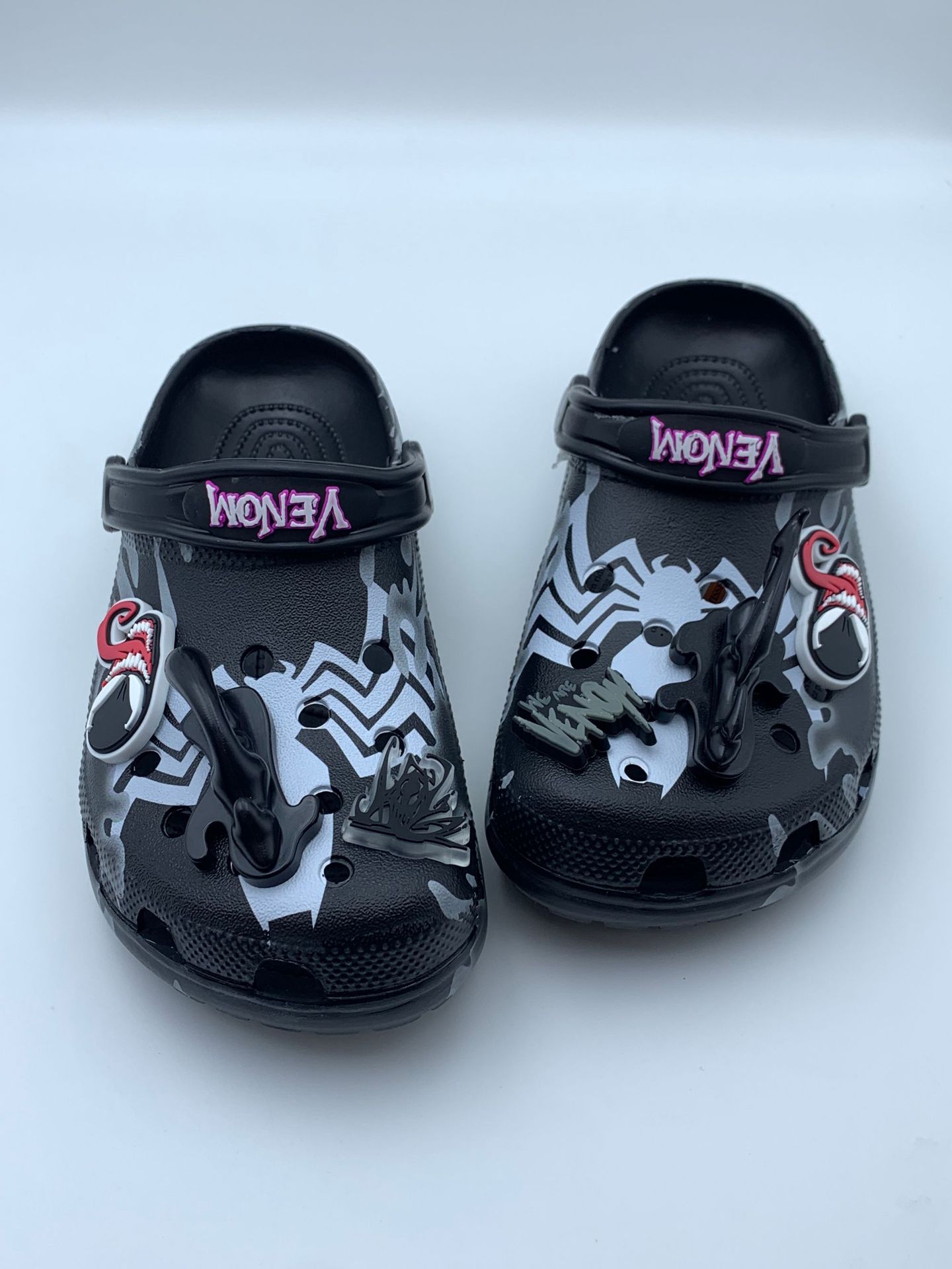 Nuevos zapatos de agujero de veneno, aliados de Marvel, sandalias al aire libre, zapatos de playa cómodos al aire libre, zapatillas casuales de bolsas al por mayor.