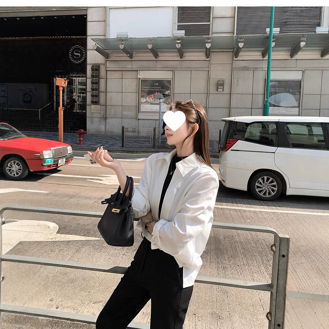 LIKE's «Lao Qian Shen V Shirt» имеет очень простой и интеллектуальный шарм наряда! Подчеркнуть крой рубашки