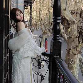 绵羊绒秋冬季时尚新款软糯白月光仿皮草帽子针织外套长款气质大衣