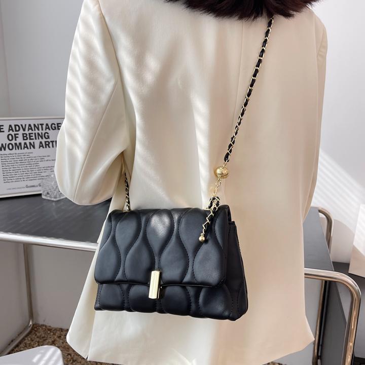 Bolso de moda de estilo occidental para mujer 2025 nuevo bolso cuadrado pequeño de moda de todo fósforo bolso de mensajero de un solo hombro con cadena de ocio de alta gama