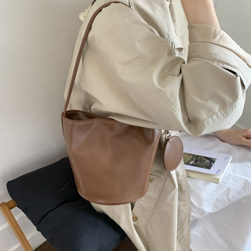 2025 nuevo bolso de mujer simple bolso de axila casual bolso de cubo de gran capacidad para mujer bolso de hombro de alta gama de moda