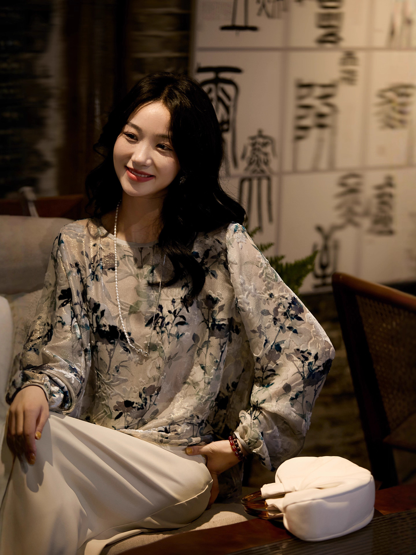 Áo lụa nhung cháy chỉ vàng cổ tròn tay ngắn — bản in màu xanh