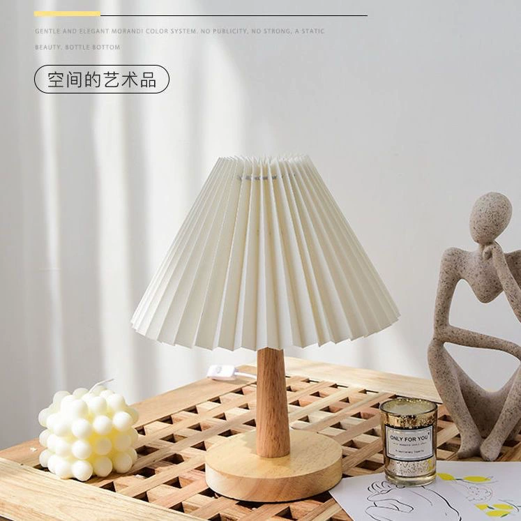 Скандинавская настольная USB-лампа с плиссированным абажуром, прикроватный светильник для отелей и гостевых домов, ночник для спальни, лампа из массива дерева с регулируемой яркостью, защита для глаз, атмосферная LED-лампа