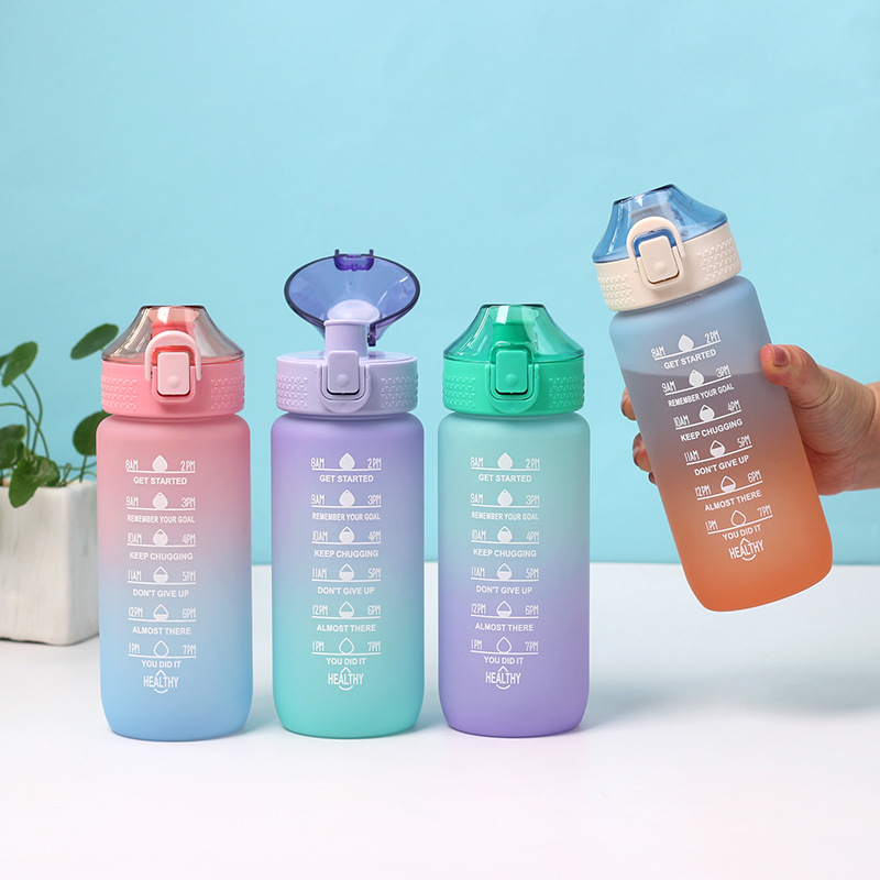 Taza de agua gradiente taza de plástico deportes al aire libre taza al por mayor 600ml con mango boca recta bala cubierta taza con filtro