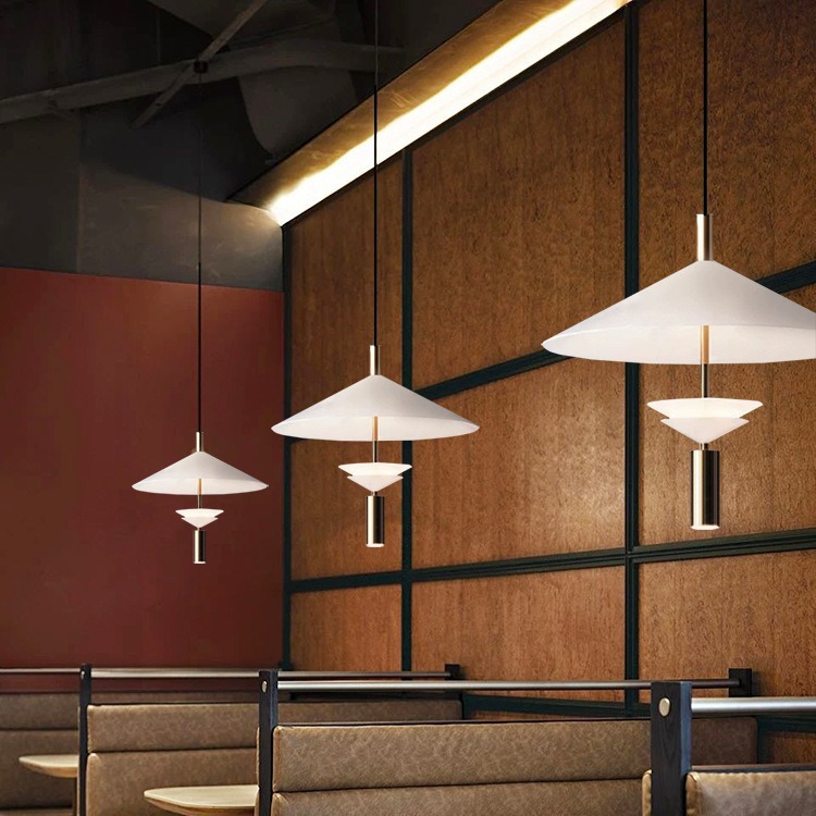 Postmoderno minimalista diseñador nórdico sala de estar cafetería leche tienda de té hotel arte platillos voladores candelabros hierro