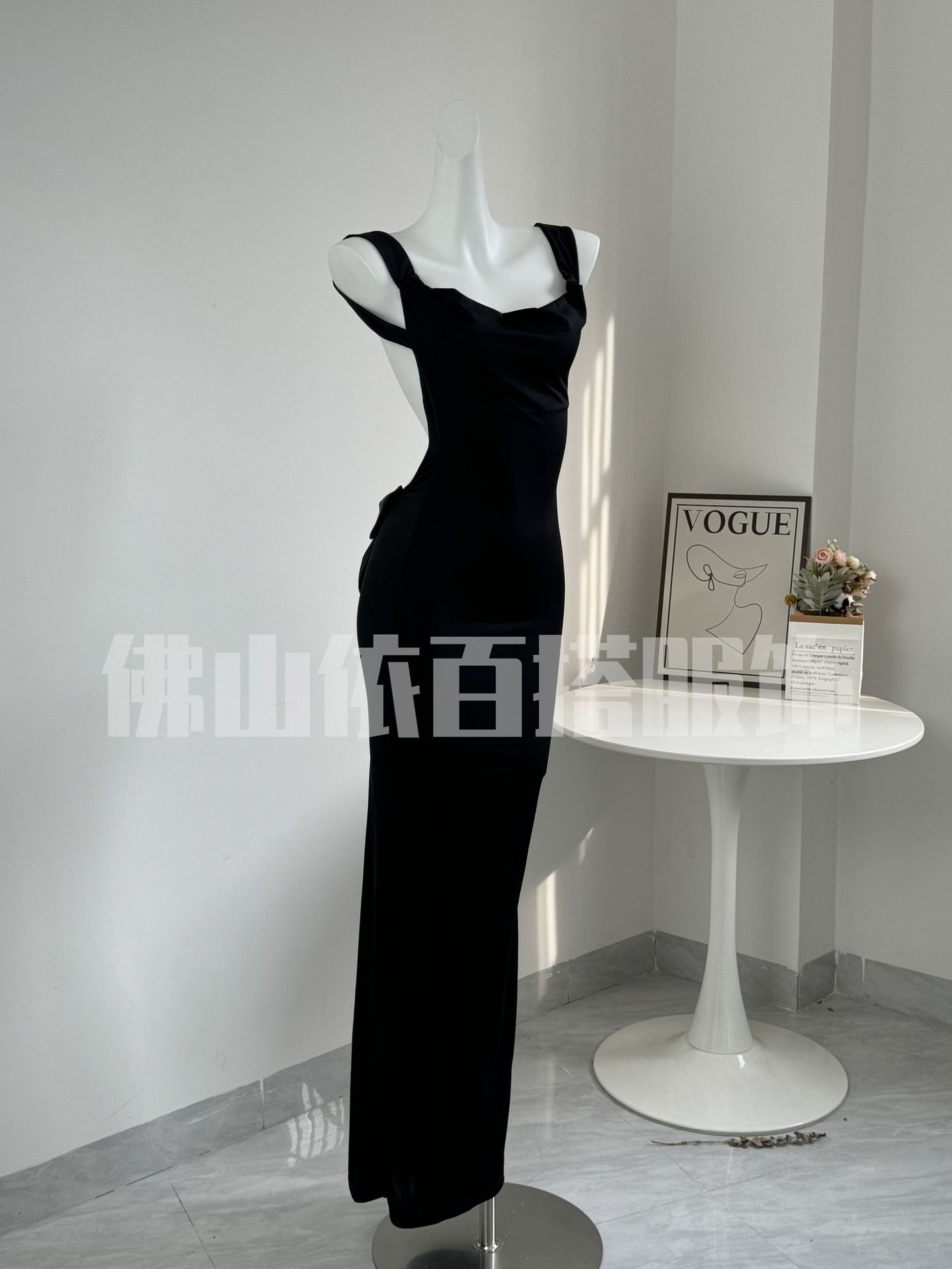 欧米のクロスボーダーのセクシーな大きい露背のワンピースのギャルの蝶結びの長いスカートの気質の小さい大衆は婦人服の独立駅を設計します。