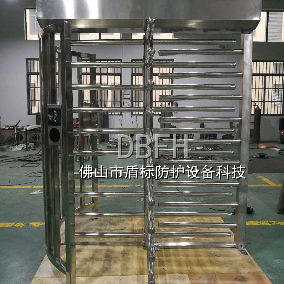 厂家生产人脸识别全高闸员工考勤人行通道门封闭式十字旋转杆道闸