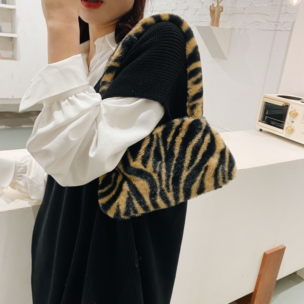 Women's Small Winter Autumn Plush Stripe Leopard Streetwear Square Zipper Shoulder Bag display picture 1