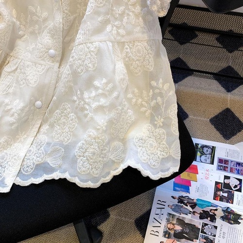 Design-sensory embroidery jacquard craft puff sleeve French design V-neck waist-hugging fashionable loose short-sleeved lace shirt