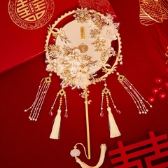 中国式の団扇の手は花を持っています。
