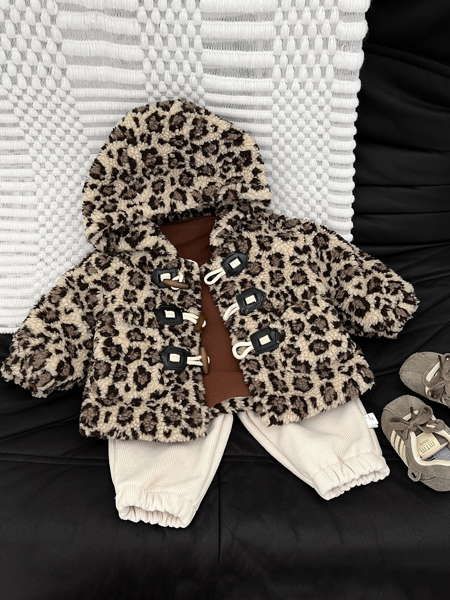 Ropa infantil coreana 2025 otoño y invierno coreano para bebés masculinos y femeninos con estampado de leopardo extranjero de cordero de peluche y peluche grueso chaqueta con capuz