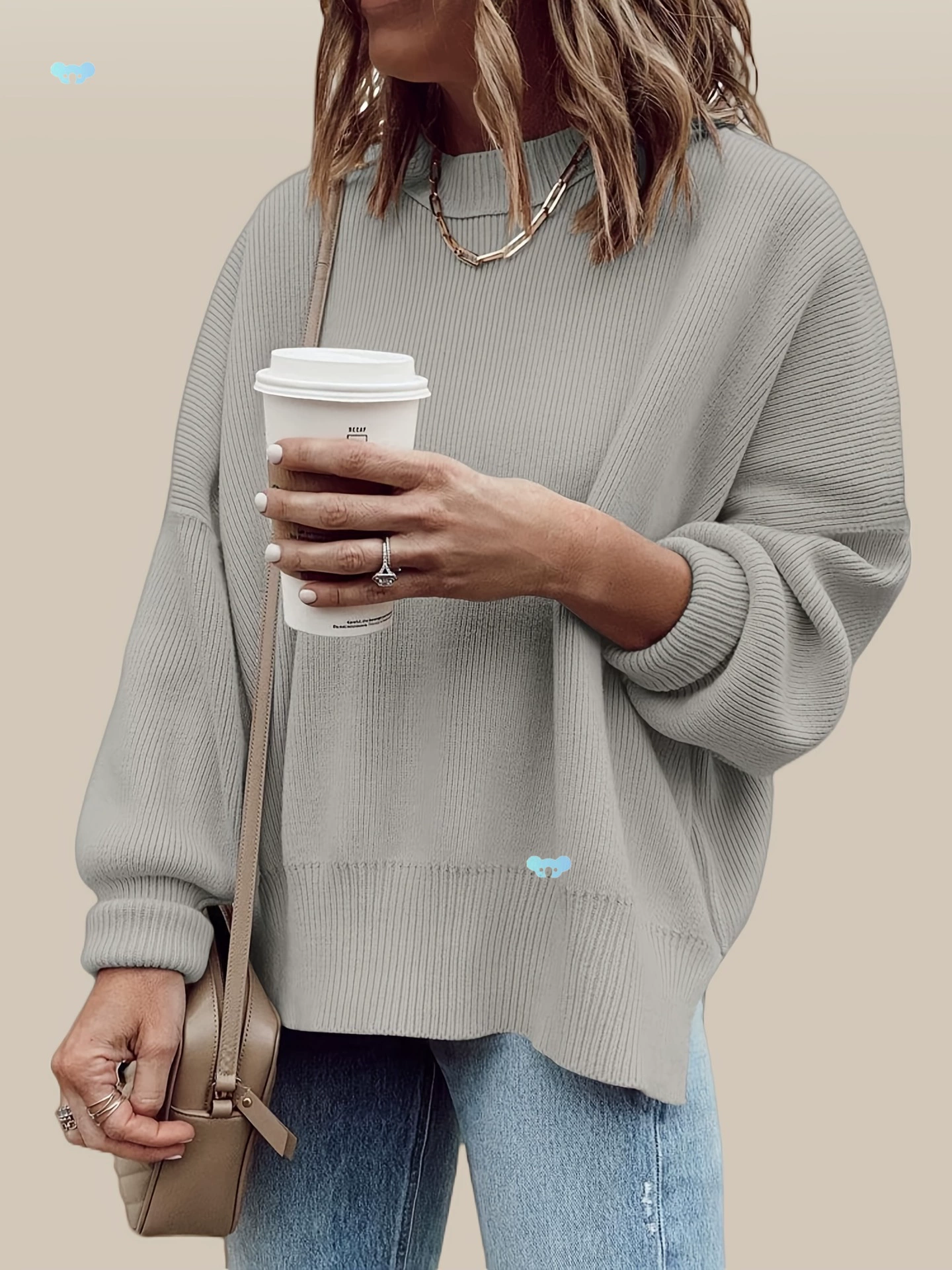 Женский объемный вязаный свитер в рубчик с длинными рукавами