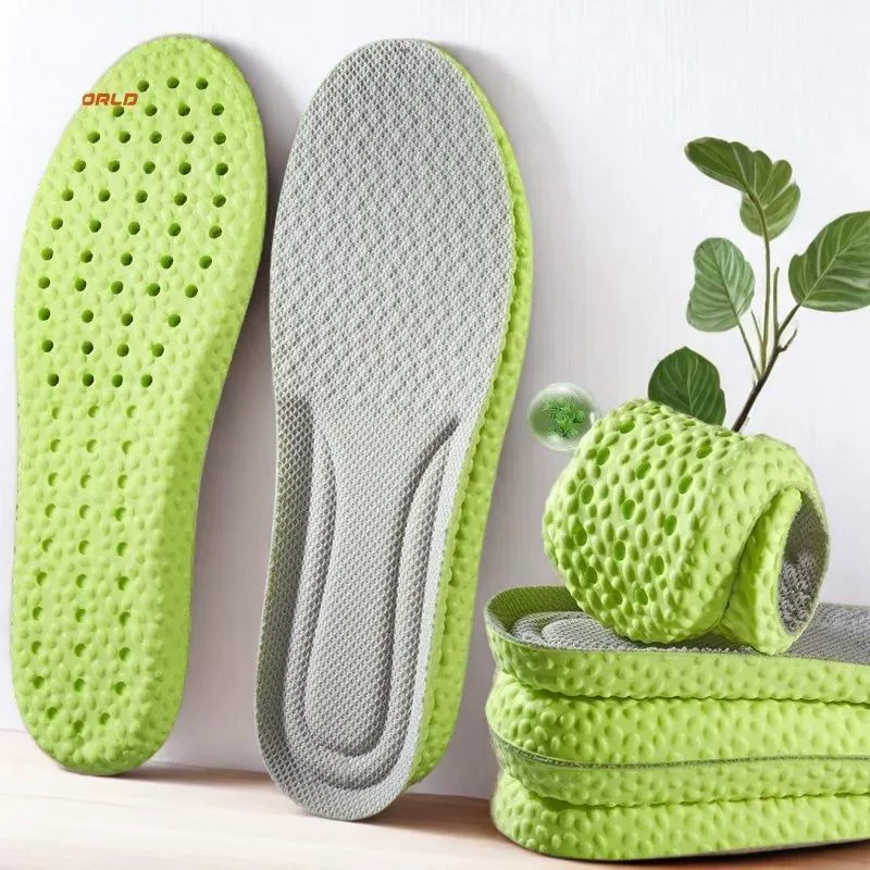 Долгое стояние не утомит вас. Дезодорирующие стельки с полынью очень мягкие на ощупь, обезболивающие, впитывающие пот и дышащие для женщин и мужчин, спортивные амортизирующие и нескользящие.