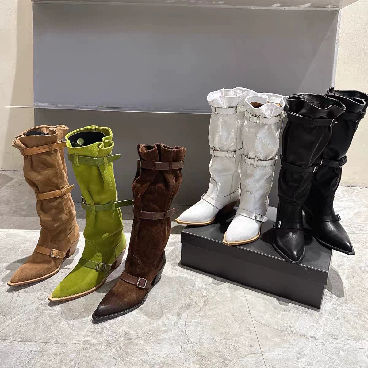 2025 новые модные осенне-зимние женские ковбойские сапоги на высоком каблуке с металлической пряжкой, заостренным носком и плиссированным толстым каблуком