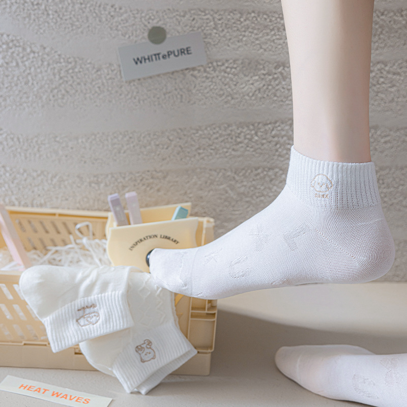 Calcetines de algodón para mujeres simplicidad viento lindo bordado respirable calcetines anti-bolas calcetines de algodón pro-piel Zhuhai al por mayor
