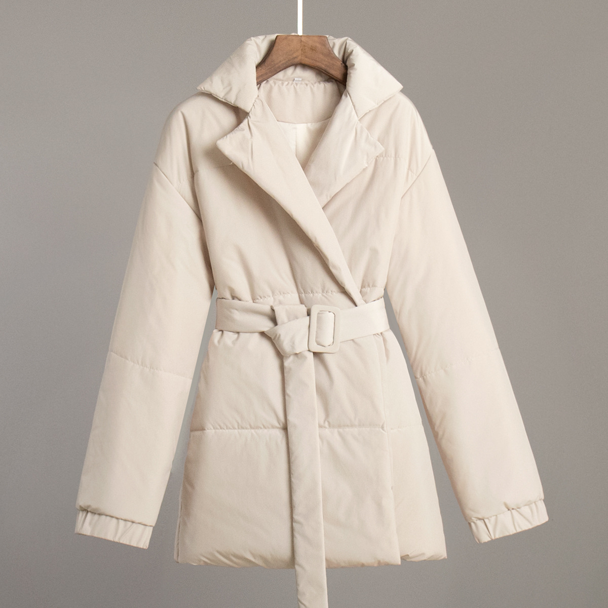 Chaqueta de algodón con solapa cruzada, estilo europeo y americano, invierno 2025, nueva, gruesa, entallada, con cinturón, de color sólido.