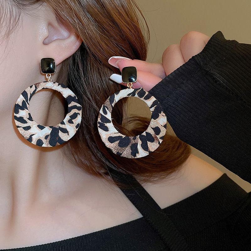 Pendientes de círculo geométrico con estampado de leopardo con aguja de plata Pendientes de personalidad de moda de todo fósforo retro europeo y americano Pendientes de todo fósforo de nicho al por mayor