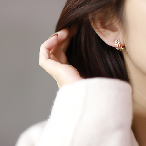 Women's spring and summer simple style leaf small earrings mosquito coil disc ear clips without piercing small fresh super fairy earrings earrings