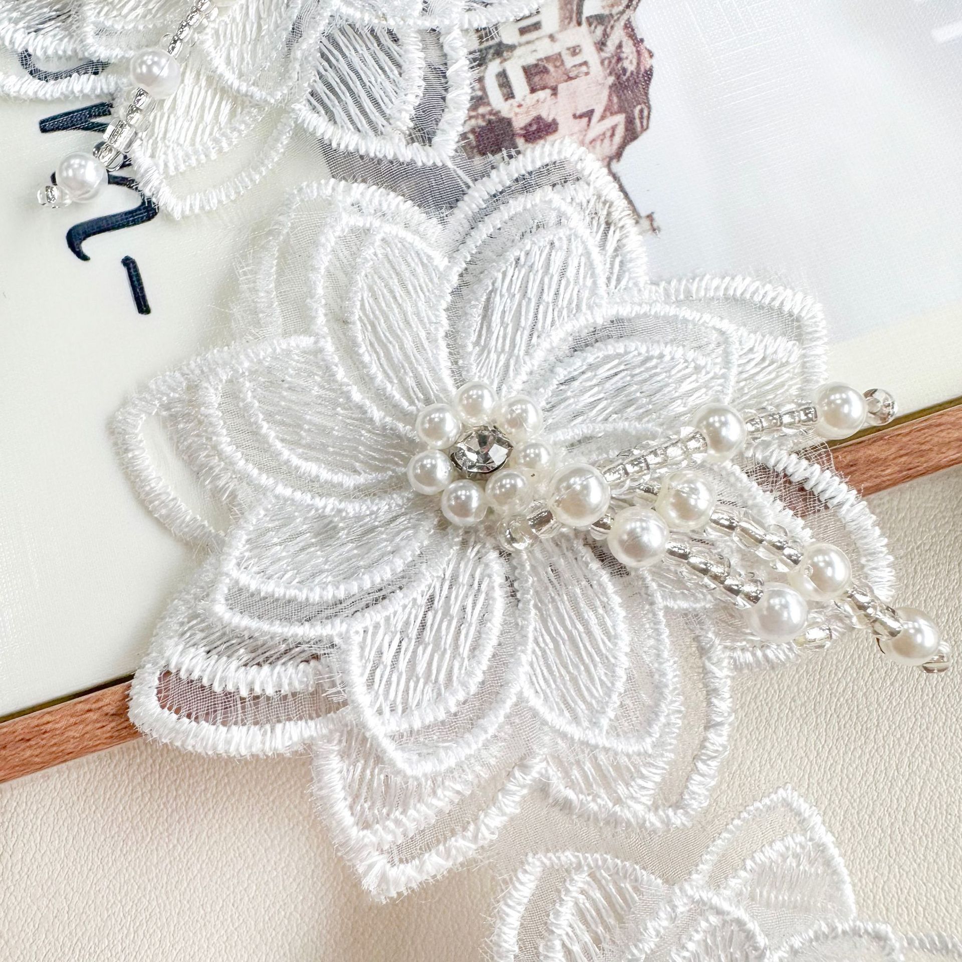 Accesorios de moda flores negras y blancas perlas de diamante bordado encaje tridimensional ropa tocado para el cabello zapatos sombreros materiales de decoración