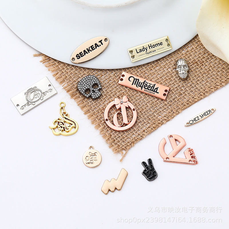 锌合金铭牌可定字母logo五金商标金属标牌箱包服饰金属缝线标牌