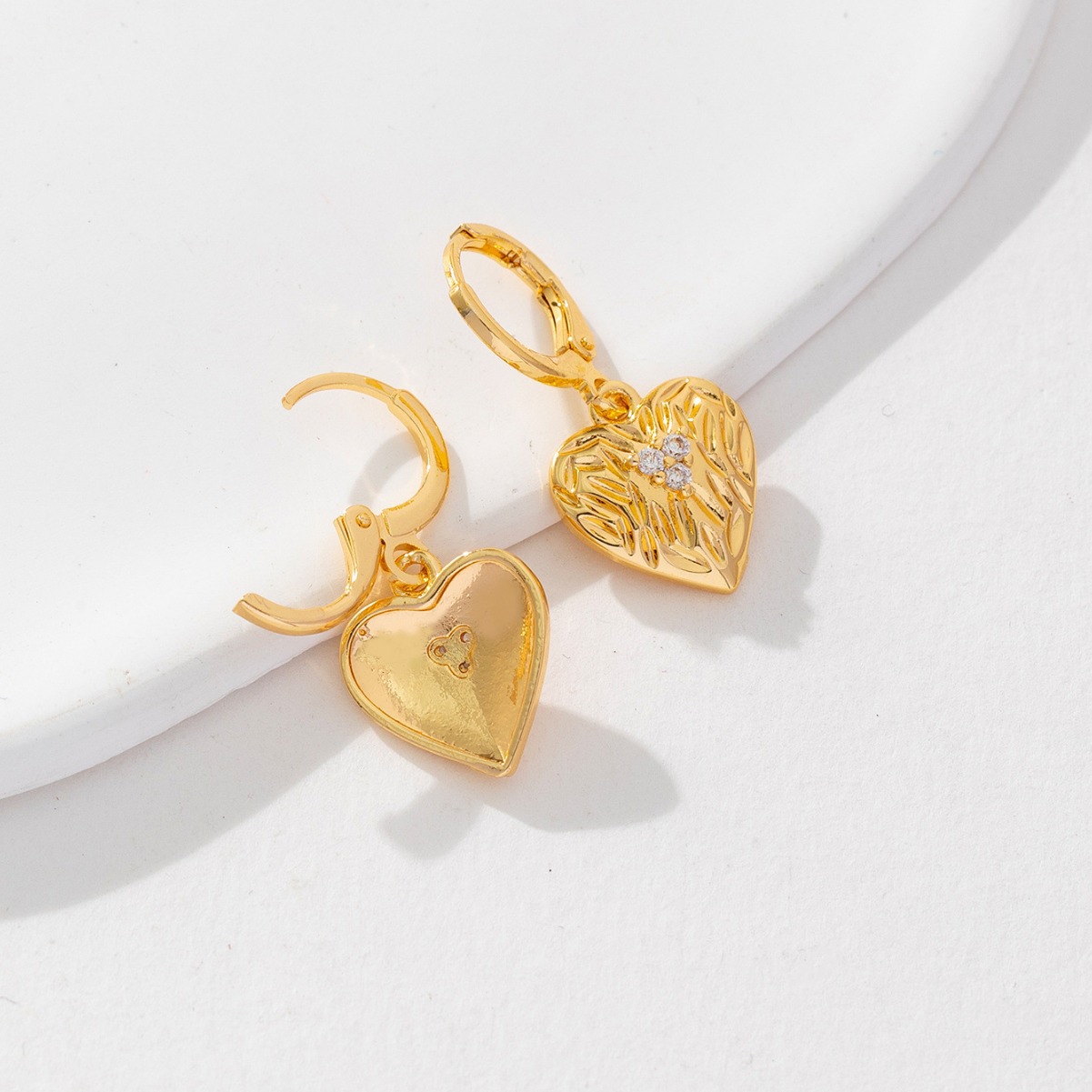 Asia y Europa nuevos pendientes de corazón de melocotón micro incrustados con orejetos de zirconio estilo individual simple universal amor orejetas para mujeres