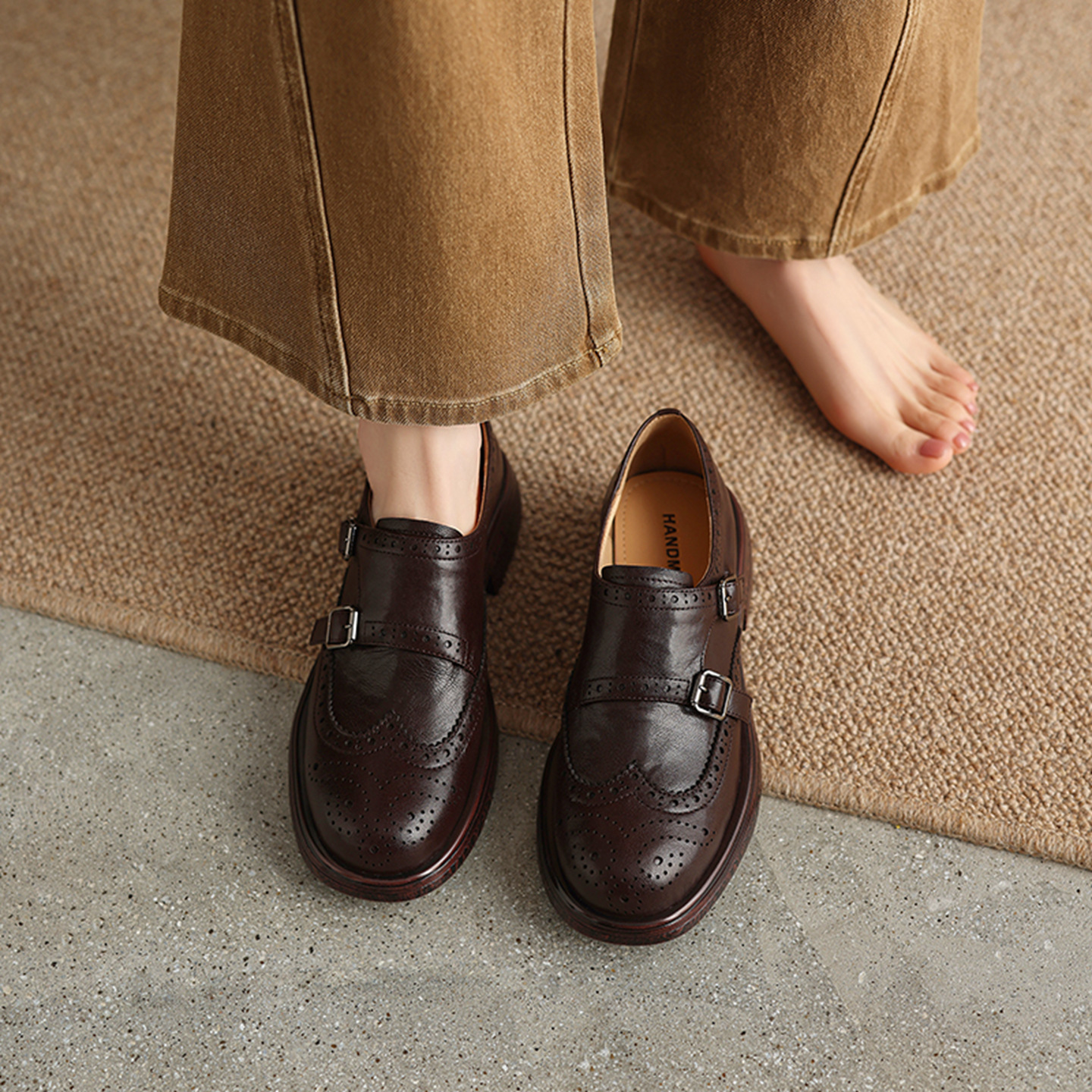 Giày loafer nữ mũi tròn bít phong cách Anh quốc, khóa thắt lưng trang trí — màu nâu